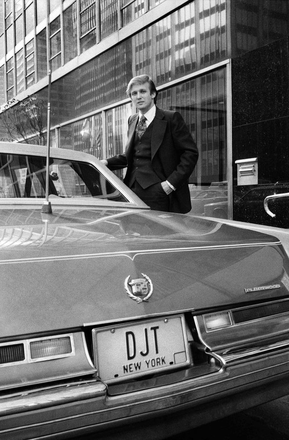 Una delle prime fotografie con cui Trump appare sulla stampa americana. New York, 1976 (Chester Higgins Jr./New York Times)